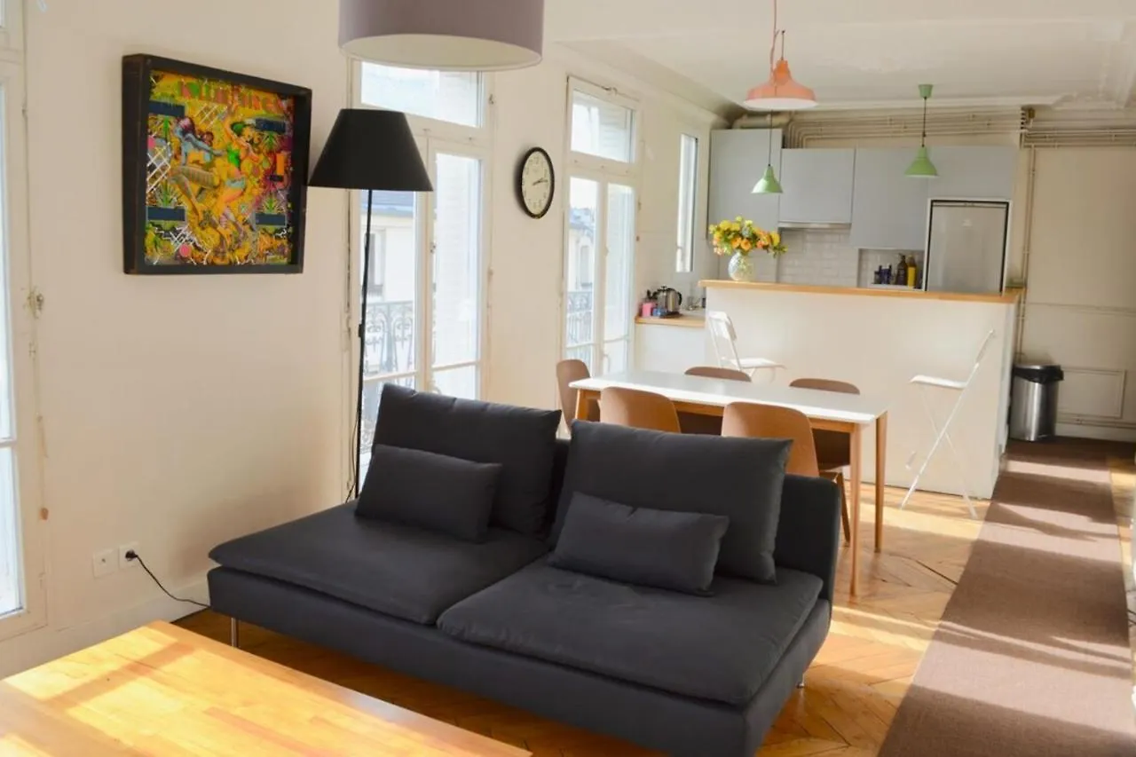 Charming 2 Bedroom With Balcony In 3rd Arr