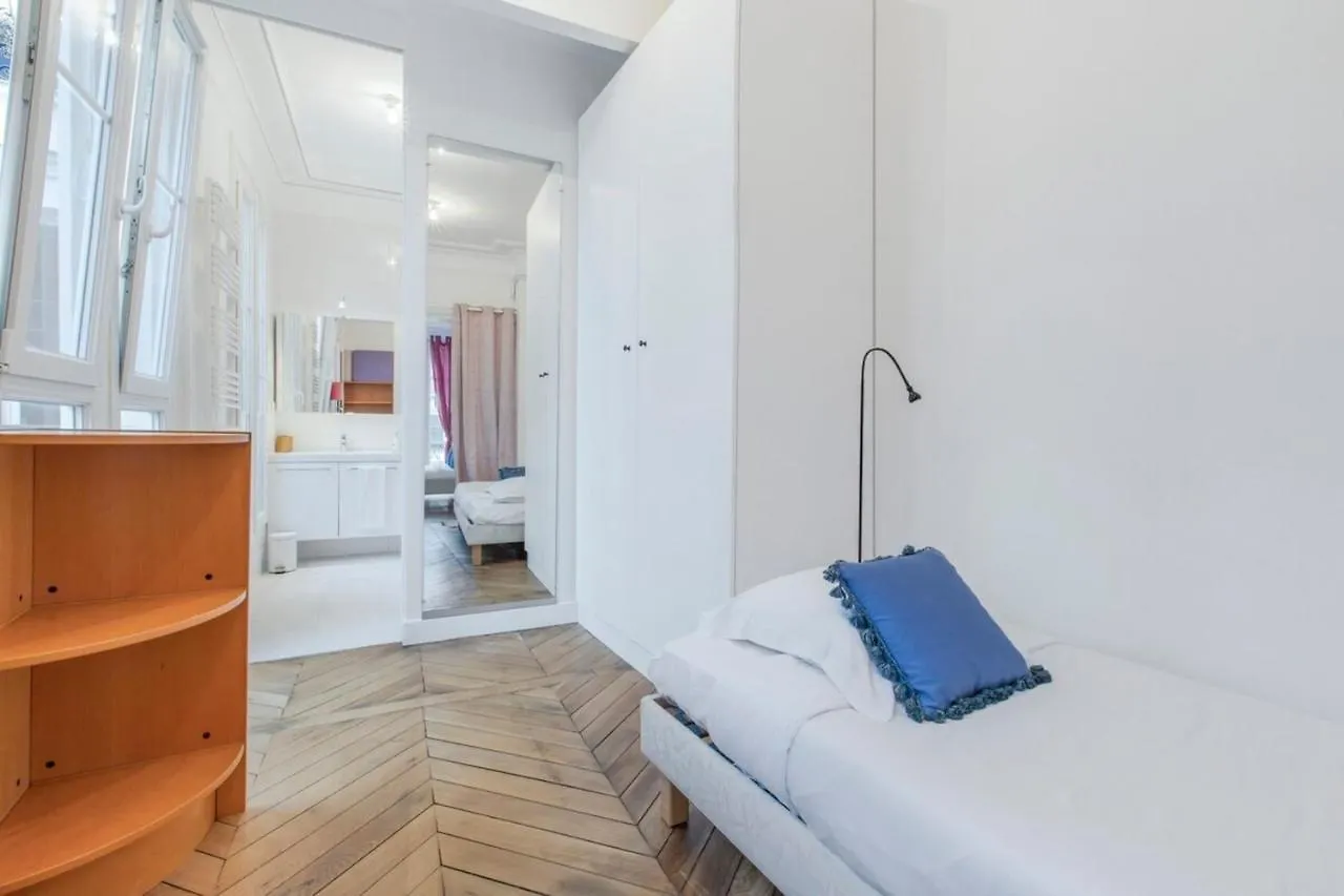 Charming 2 Bedroom With Balcony In 3rd Arr Apartament *